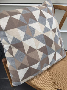 NYHED - LIMITED EDITION - STRIKKET PUDE 50X50CM - TRIANGLE - MULTIFARVET