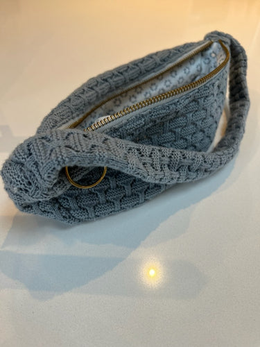 STRIKKET TASKE - 22X11X5CM - LYS BLÅ