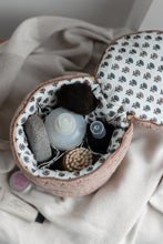 UDSTILLINSGMODEL - STRIKKET TOILETTASKE  RUND - 15X17CM - ROSE