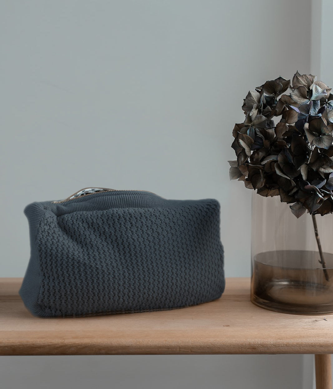 STRIKKET TOILETTASKE GREY 26X16X6CM LILLE By lohn strikket-toilettaske-grey-26x16x6cm-lille-by-lohn