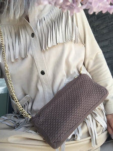 STRIKKET TASKE - CROSS-BODY-KÆDE - 22x11x5CM - EARTH BROWNN