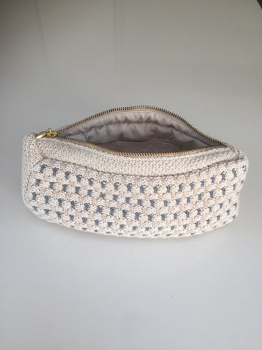 SAMPLE  - 1 STYK - STRIKKET CLUTCH - MULTIFARVET - 22X11X5 CM (BEIGE/BLÅ/ROSA))