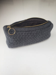 VAREPRØVE - STRIKKET CLUTCH - 22x11x5CM - DARK GREY