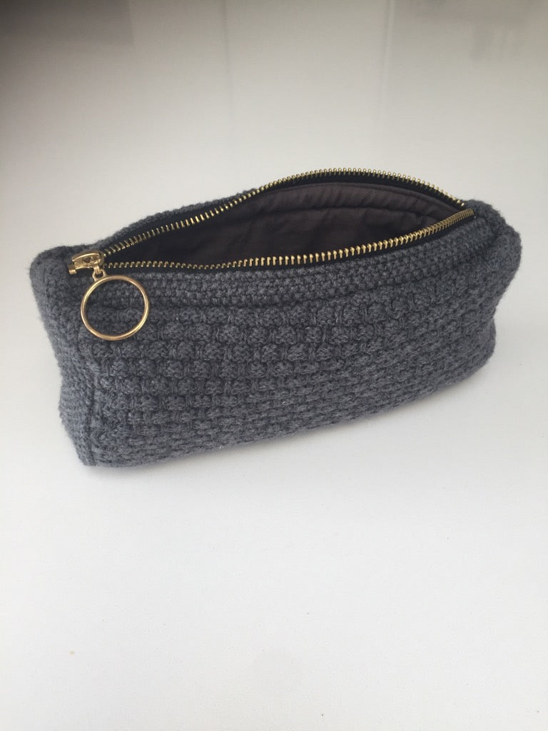 VAREPRØVE - STRIKKET CLUTCH - 22x11x5CM - DARK GREY
