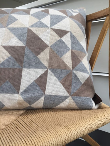 NYHED - LIMITED EDITION - STRIKKET PUDE 60X40CM - TRIANGLE - MULTIFARVET