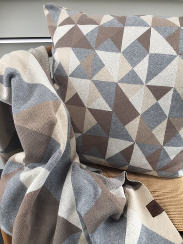 NYHED - LIMITED EDITION - STRIKKET SÆT MED PLAID + PUDE 50X50CM - TRIANGLE - MULTIFARVET