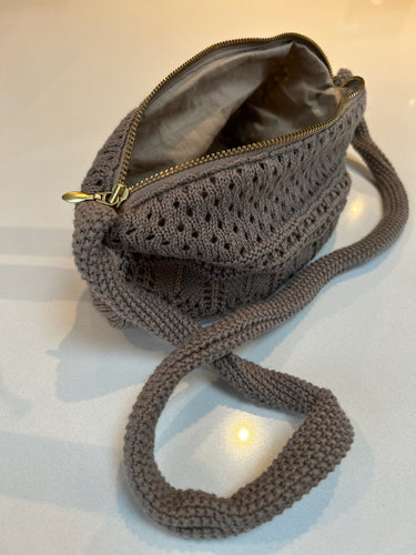 STRIKKET CLUTCH - 22X11X5CM - BRUN