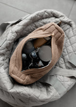 RETURVARE  - STRIKKET TOILETTASKE - KHAKI - 30X22X11 CM - STOR