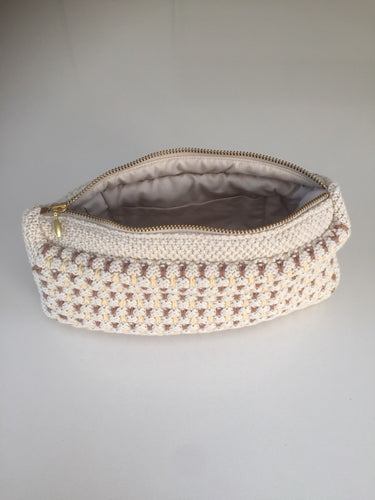 SAMPLE  - 1 STYK - STRIKKET CLUTCH - MULTIFARVET - 22X11X5 CM (BEIGE/BRUN/GUL)