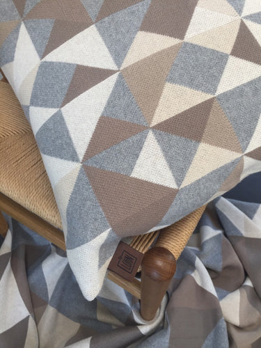 NYHED - LIMITED EDITION - STRIKKET SÆT MED PLAID + PUDE 60X40CM - TRIANGLE - MULTIFARVET