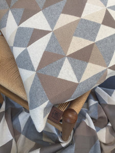 NYHED - LIMITED EDITION - STRIKKET SÆT MED PLAID + PUDE 60X40CM - TRIANGLE - MULTIFARVET