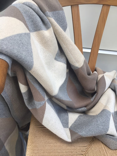 NYHED - LIMITED EDITION - STRIKKET PLAID 140X160CM - TRIANGLE - MULTIFARVET