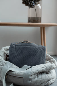 PRODUKTIONSPRØVE - STRIKKET TOILETTASKE - GREY - 30X22X11CM