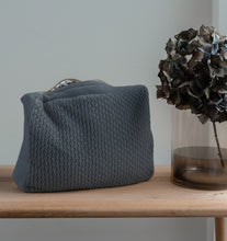 PRODUKTIONSPRØVE - STRIKKET TOILETTASKE - GREY - 30X22X11CM