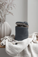 UDGÅET MODEL  - STRIKKET TOILETTASKE  RUND - 15X17CM - DARK GREY