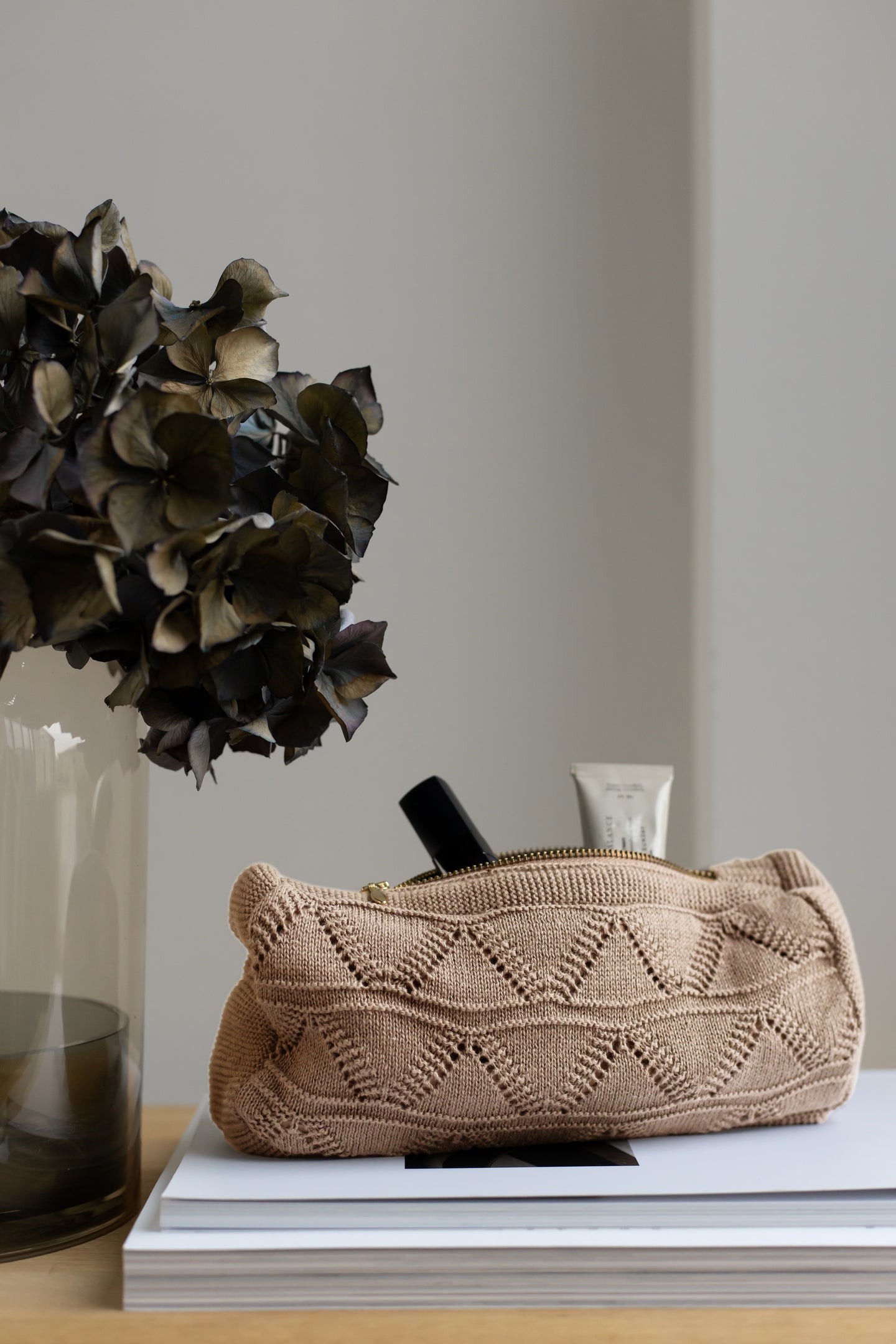 NY FARVE - STRIKKET CLUTCH -KHAKI- 22X11X5CM