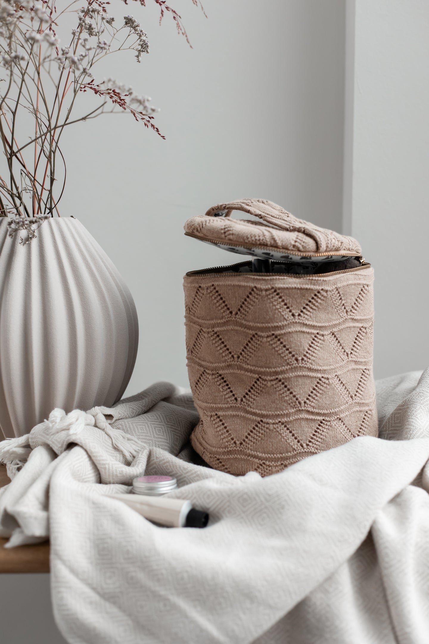 NY FARVE - STRIKKET TOILETTASKE - KHAKI - 15X17CM - RUND