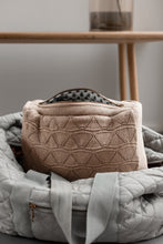 PRODUKTIONSPRØVE - STRIKKET TOILETTASKE - KHAKI - 30X22X11CM
