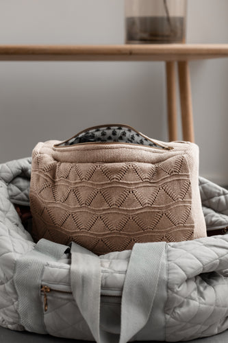 PRODUKTIONSPRØVE - STRIKKET TOILETTASKE - KHAKI - 30X22X11CM