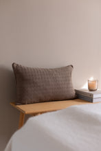 NYHED - STRIKKET PUDE 60X40CM - WAVE - GINGER SNAP