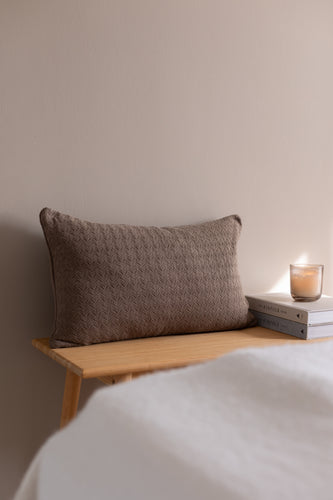 NYHED - STRIKKET PUDE 60X40CM - WAVE - GINGER SNAP
