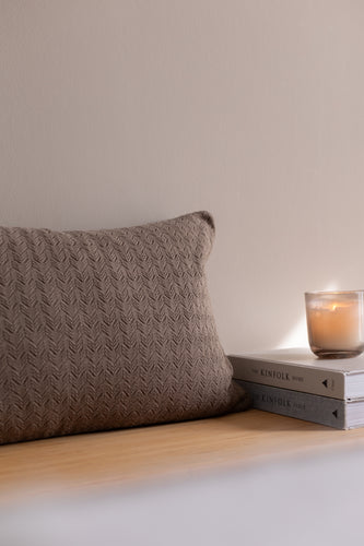 NYHED - STRIKKET PUDE 60X40CM - WAVE - GINGER SNAP