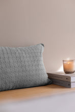 NYHED - STRIKKET PUDE 60X40CM - WAVE - MED GREY MELANGE