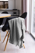 NYHED - STRIKKET PLAID 140X160CM - WAVE - MED GREY MELANGE