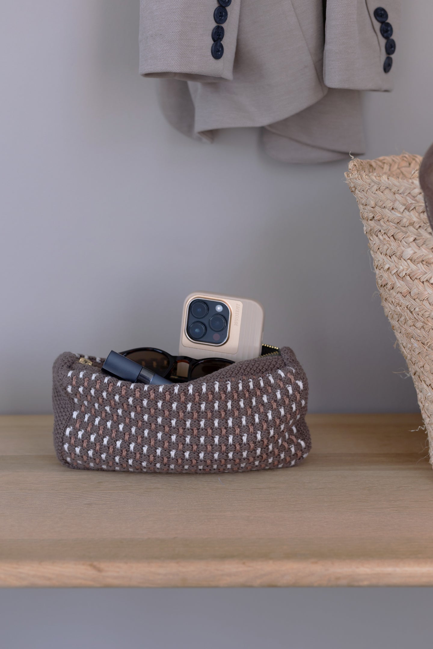 NYHED - STRIKKET CLUTCH - MULTIFARVET - 22X11X5CM (BROWN/SUGAR BROWN/BEIGE)