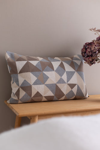 NYHED - STRIKKET PUDE - TRIANGLE - 60x40CM