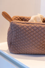 NYHED - QUILTET TOILETTASKE - 28X20X11CM - BROWN SUGAR