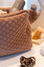 NYHED - QUILTET TOILETTASKE - 28X20X11CM - BROWN SUGAR