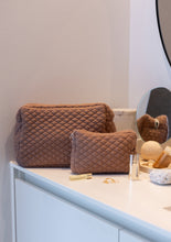 KAMPAGNEPRIS - SÆT - QUILTET TOILETTASKE - 28X20X11CM + KOSMETIK PUNG 18X13X4CM - BROWN SUGAR