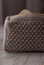 NEW IN - KNITTED CLUTCH - MULTICOLOR - 22X11X5 CM (BEIGE/BRAUN/BLUE)