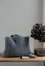 UDGÅENDE FARVE - STRIKKET TOILETTASKE -BLUE - 30X22X11CM