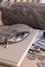 GAVESÆT - STRIKKET PUNG + CLUTCH - KHAKI - 13X9CM