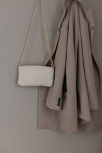 STRIKKET CLUTCH - CROSS-BODY-KÆDE - BEIGE MELANGE - 22X11X5CM