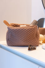 NYHED - QUILTET TOILETTASKE - 28X20X11CM - BROWN SUGAR
