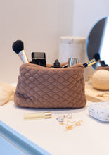 NYHED - QUILTET KOSMETIKTASKE/PUNG - 18X13X4CM - BROWN SUGAR