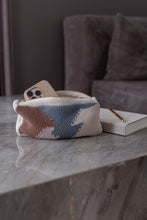 NYHED - STRIKKET CLUTCH - PUZZLE - 22X11X5CM - BEIGE/GREY/SUGER/ROSE