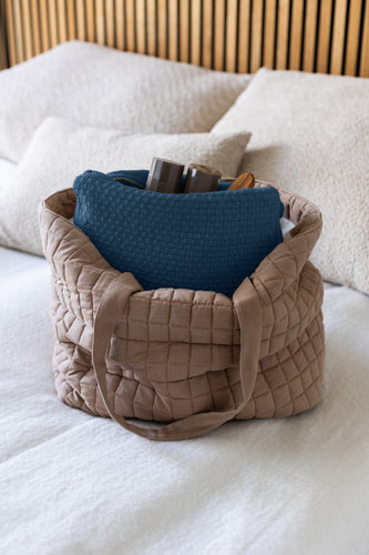 STRIKKET TOILETTASKE - PETRA - DARK BLUE MELANGE - 30X22X11CM - STOR