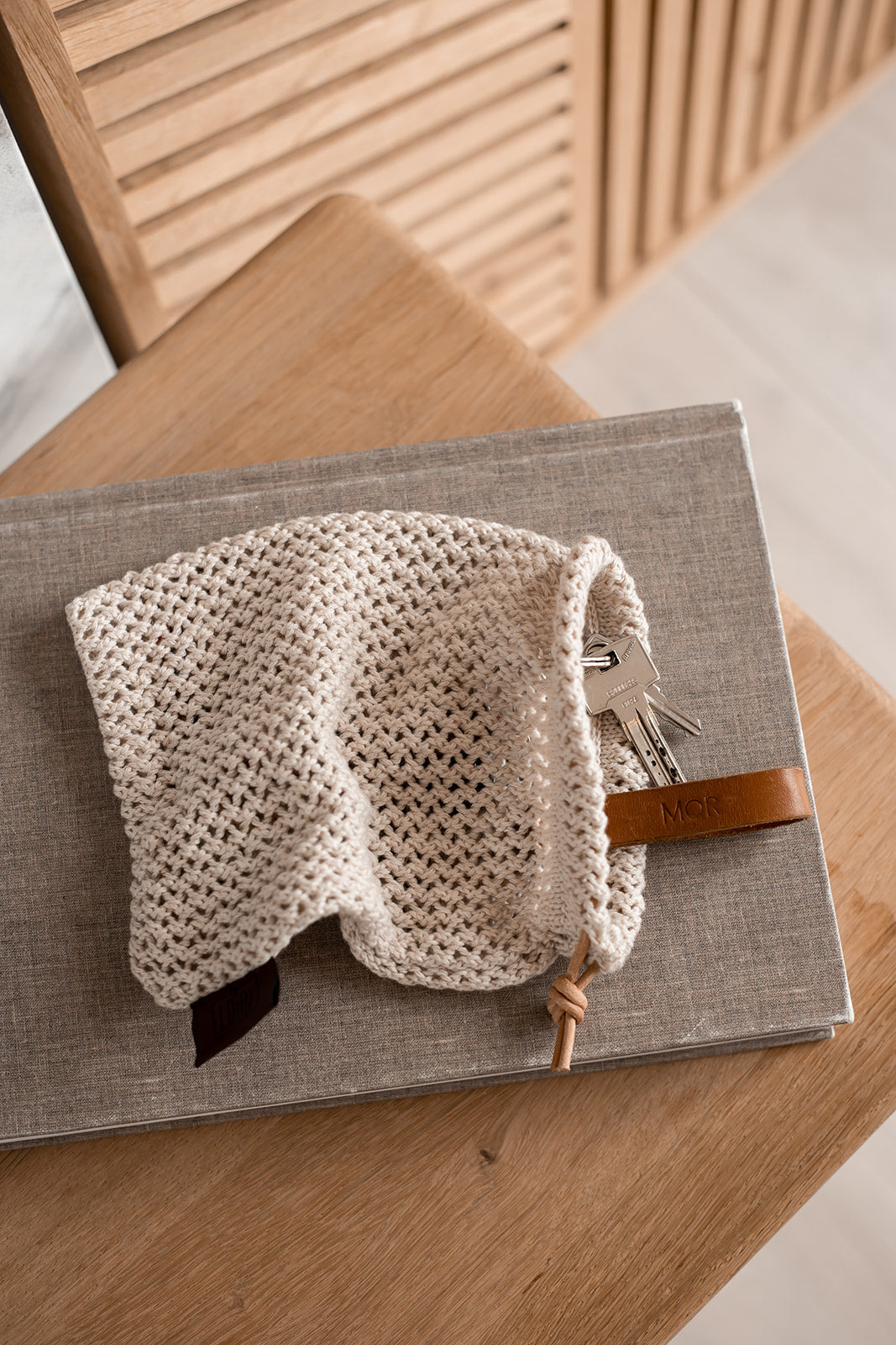 STRIKKET ALL ROUND POSE - BEIGE - 15X20CM