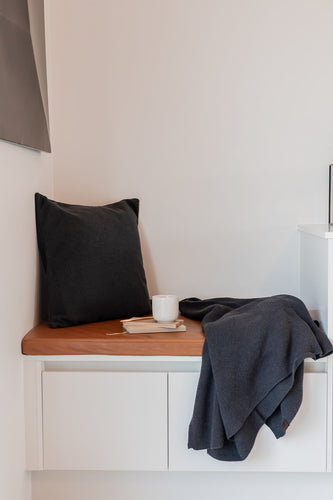 SÆT - 1X STRIKKET PLAID + 1X PUDE - DARK GREY MELANGE
