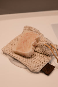 GIFT SET 1 X ORGANIC SOAP BAR 100 GRAM - ROSE + 1 X WASH CLOTH - DARK GRAY