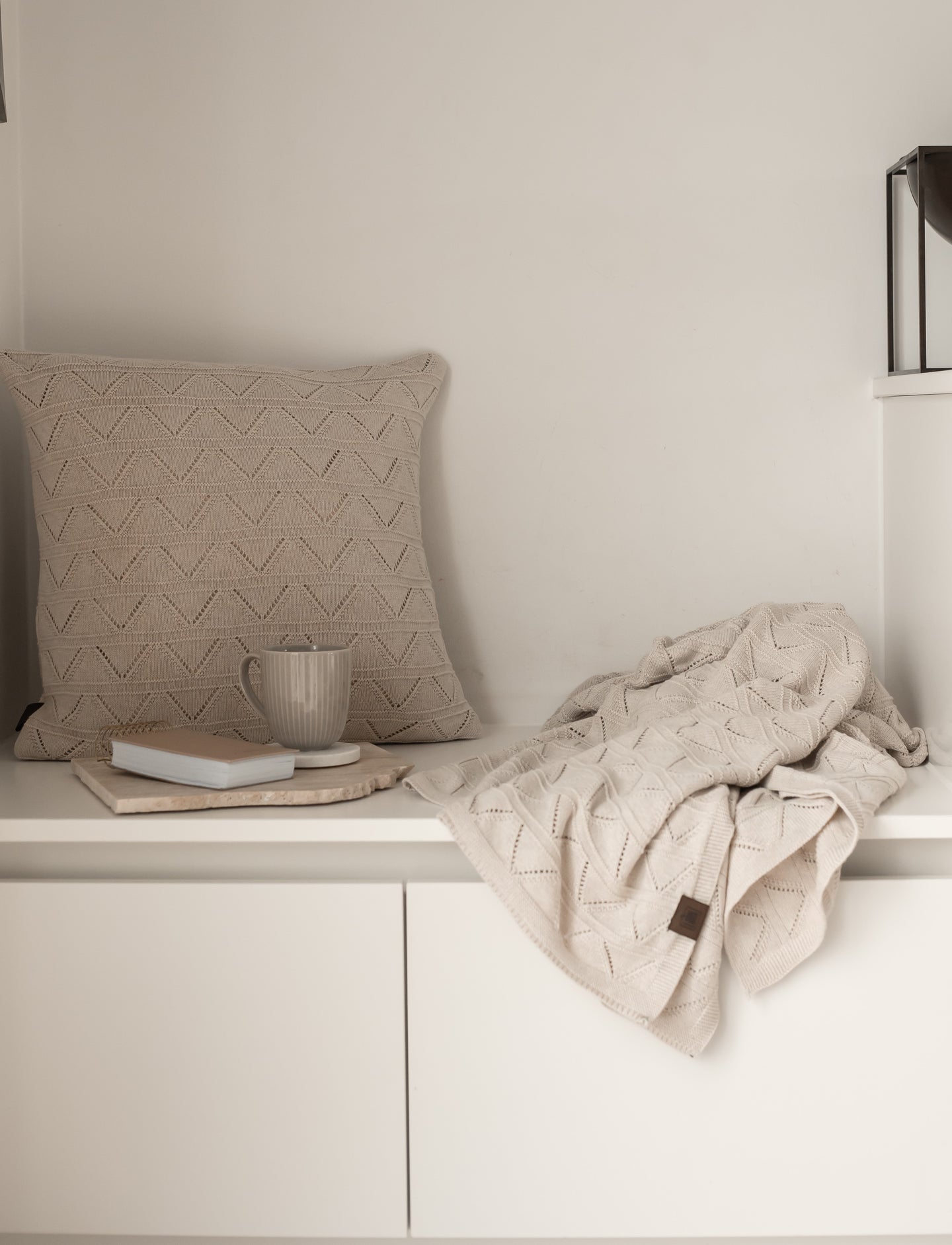 SÆT - STRIKKET PLAID 140x160cm + PUDE 50x50cm - MAUNTAIN - BEIGE MELANGE